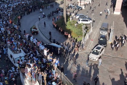 Salida del cortejo funebre de Casa Rosada