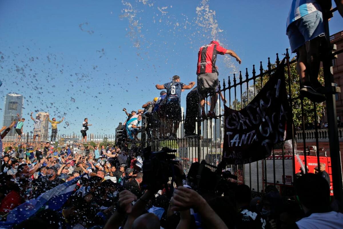 Salida del cortejo funebre de Casa Rosada