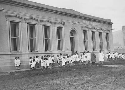 Salida del turno tarde en la Escuela N° 10 Domingo F. Sarmiento de Brandsen, en 1944.
