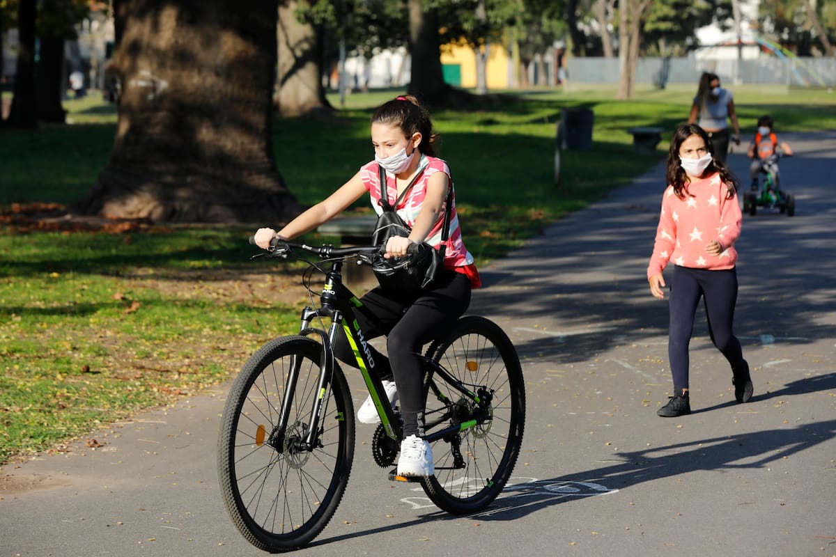 salidas recreativas, permitidas, de padres con sus hijos. Chicos, ninios y adolescentes, por la pandemia, coronavirus Covid 19. Parque Gral. Paz.