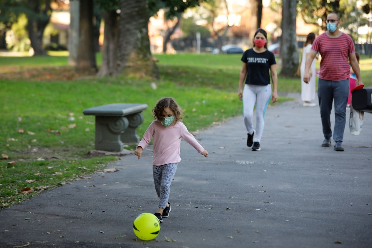 salidas recreativas, permitidas, de padres con sus hijos. Chicos, ninios y adolescentes, por la pandemia, coronavirus Covid 19. Parque Gral. Paz.