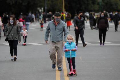 Salidas recreativas por la cuarentena, pandemia coronavirus Covid 19. Lago y bosques de Palermo
