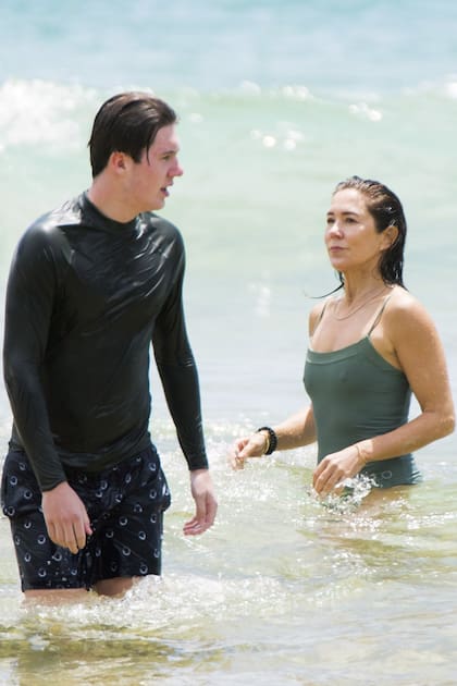 Saliendo del agua junto al mayor de sus cuatro hijos, el príncipe Christian, de 17 años. Mary también es madre de Isabella, Josephine
y Vincent.