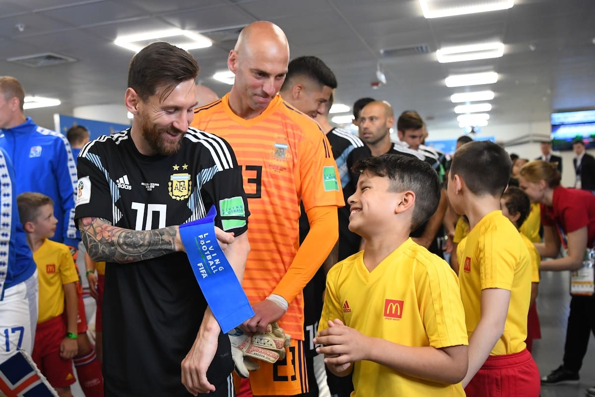 Salieron a la cancha de la mano de los jugadores en el partido debut de Argentina frente a Islandia