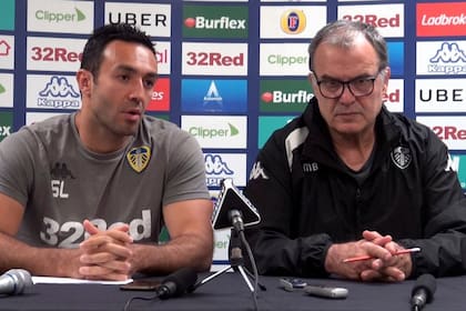 Salim Lamrani toma la palabra y, por un instante, se adueña del cuidado discurso de Marcelo Bielsa