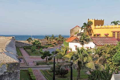El mar y la muralla rodeando Cartagena.