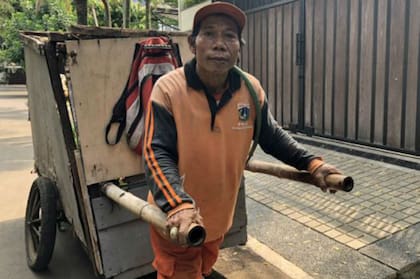 Salimun recoge la basura que desechan los ricos. Con la plata que obtiene de su venta, logró educar a sus hijos.