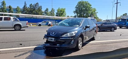 Salió con un Mercedes valuado en US$ 180.000, perdió una rueda en la Panamericana y lo chocaron.