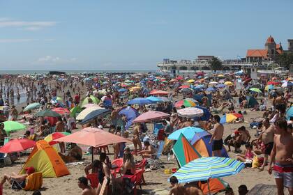 Salió el sol y los turistas invadieron las playas de Mar del Plata; en la foto, Las Toscas