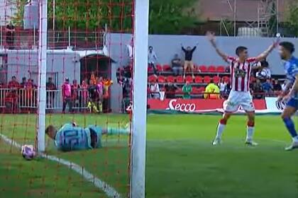 Salió el zurdazo de Valenzuela, la pelota pegó en el palo, dio en la espalda del arquero Rodríguez y se metió para el 2-0 de Barracas Central ante Godoy Cruz