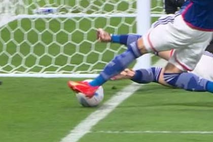 ¿Salió o no? La jugada que derivó en el segundo gol de Japón ante España. La tecnología "Ojo de Halcón" determinó que no salió en su totalidad.