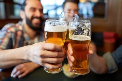 Salir a tomar aire (o una cerveza con amigos) le hace bien al cerebro estresado