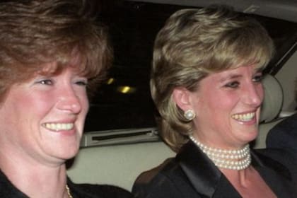 Antes de conocer a Diana, el príncipe Carlos tuvo una breve relación romántica con Sarah Spencer, hermana mayor de la princesa. Ella fue quien los presentó y cambió sus vidas para siempre