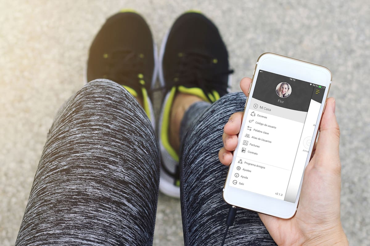 Salir de vacaciones implica dejar tu casa y tus objetos personales, además de exponerte a diferentes riesgos muy comunes en la actualidad. Para que puedas irte con tranquilidad, PROSEGUR desarrolló una aplicación inteligente donde podés monitorear tu casa desde cualquier parte del mundo