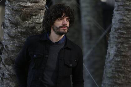 Salles tiene una larga trayectoria en el teatro local; en la película de Armando Bo interpreta a un sin techo