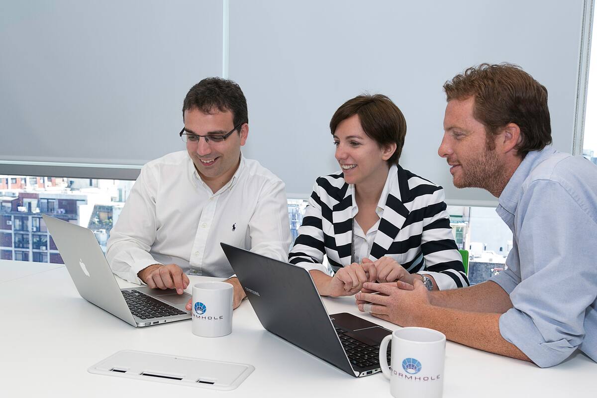Sally Buberman junto a sus socios de Wormhole: Maxi Menasches e Ignacio López.