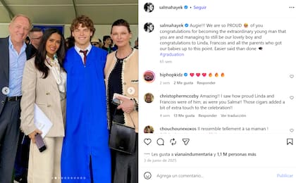 Salma Hayek acompañó a August, hijo de su marido, en su graduación universitaria junto a Linda Evangelista (Captura: Instagram @salmahayek)