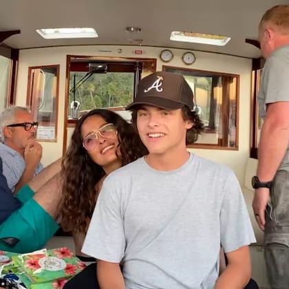 Salma Hayek junto a Augustin Evangelista