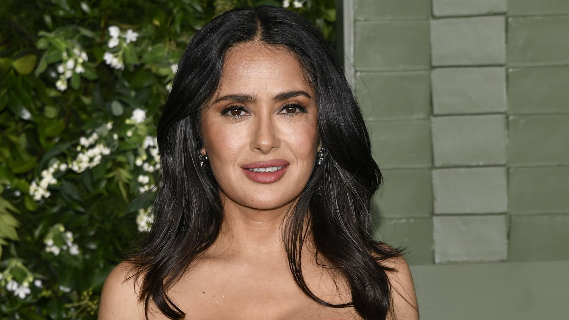 Salma Hayek Pinault es la productora ejecutiva de una nueva versión de Como agua para chocolate, la historia escrita por Laura Esquivel, que ahora llega al streaming convertida en una serie de seis episodios