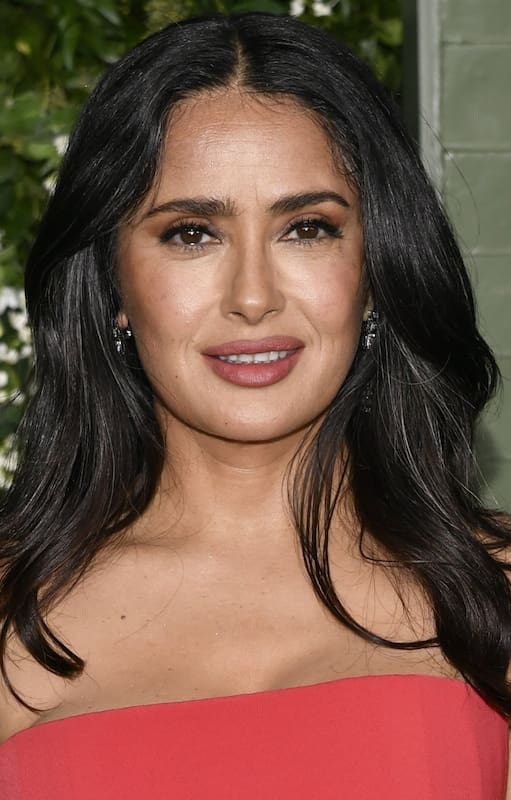 Salma Hayek Pinault es la productora ejecutiva de una nueva versión de Como agua para chocolate, la historia escrita por Laura Esquivel, que ahora llega al streaming convertida en una serie de seis episodios