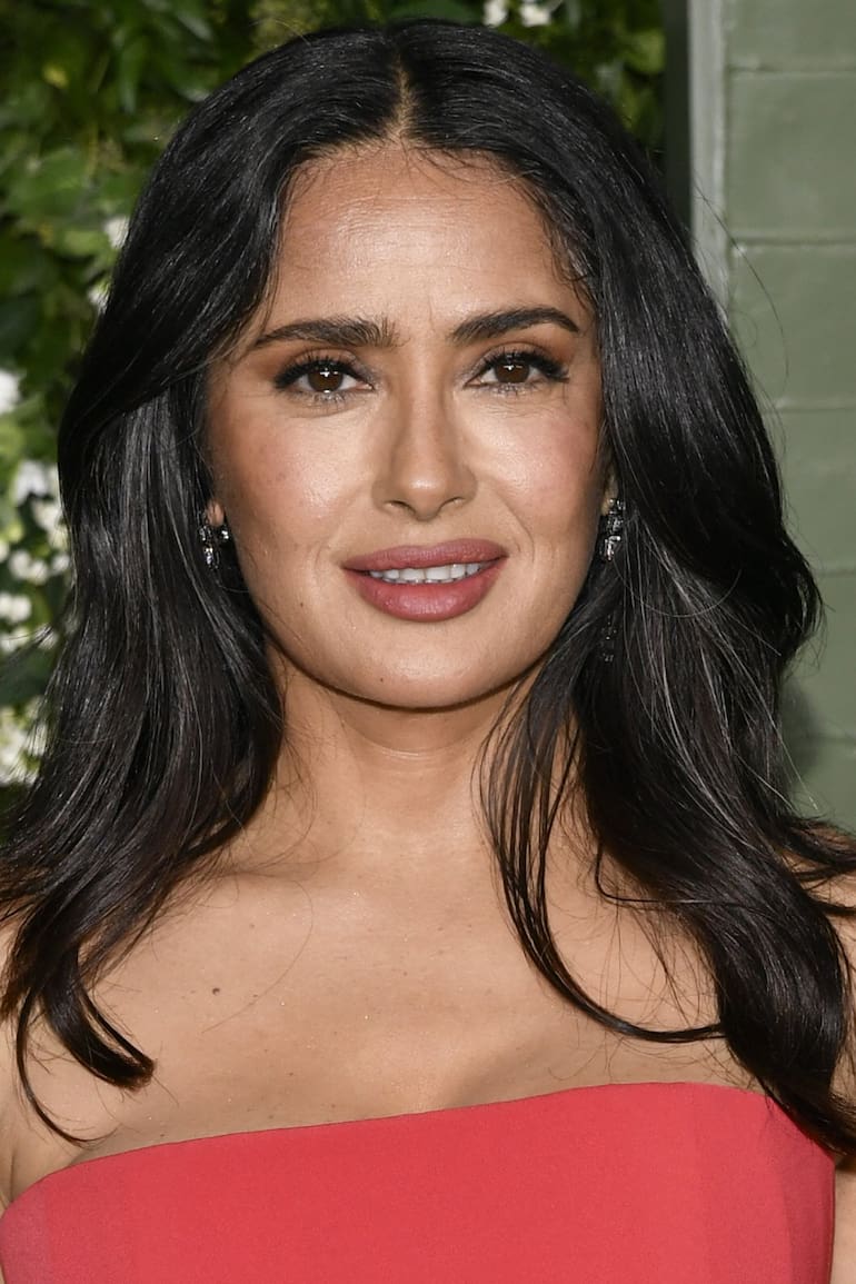 Salma Hayek Pinault es la productora ejecutiva de una nueva versión de Como agua para chocolate, la historia escrita por Laura Esquivel, que ahora llega al streaming convertida en una serie de seis episodios
