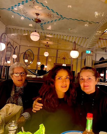 Salma Hayek posó con su madre y el parecido entre ambas dejó atónitos a sus seguidores
