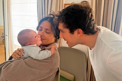 Salma Hayek se convierte en abuela . fotos junto al recién nacido François, hijo de su hijastro François Pinault Jr y Lara Cosima