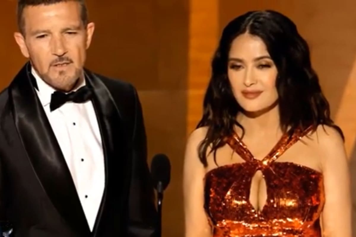 Salma Hayek y Antonio Banderas durante el anuncio de la categoría Mejor Película Internacional en los premios Oscar 2023