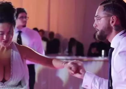 Salma Hayek y Maluma en la boda de Marc Anthony y Nadia Ferreira