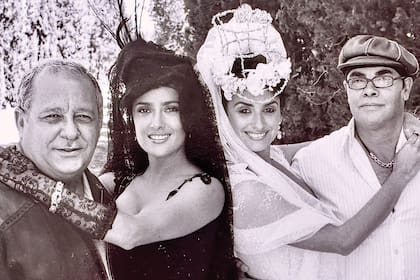 Salma Hayek y Penélope Cruz posaron con sus respectivos padres, Sami Hayek Domínguez y Eduardo Cruz, durante el rodaje de "Bandidas" en 2006.