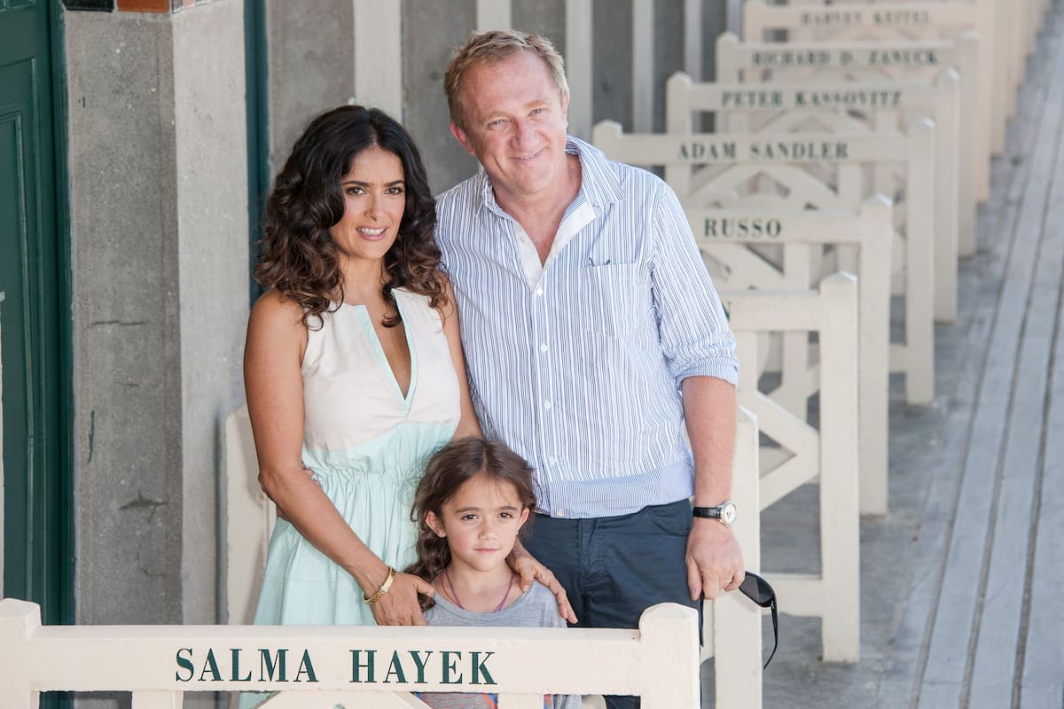 Salma Hayek y su marido Francois-Henri Pinault posan con su hija Valentina en la playa francesa de Deauville en septiembre de 2012