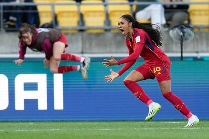 Salma Paralluelo, de España, festeja tras anotar en la prórroga del partido de cuartos de final de la Copa del Mundo ante Holanda, el viernes 11 de agosto de 2023 (AP Foto/Alessandra Tarantino)