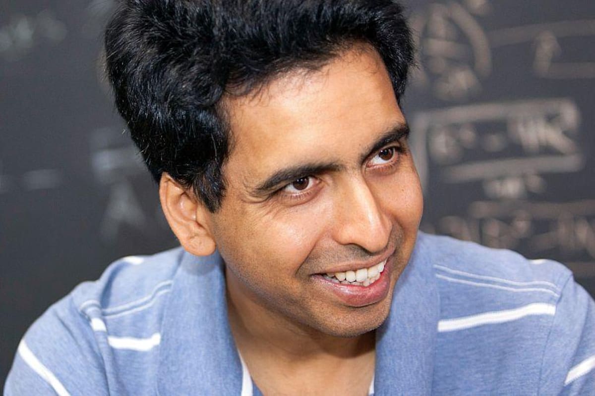 Salman Khan dejó su carrera en finanzas para fundar Khan Academy, la escuela virtual más grande del mundo.