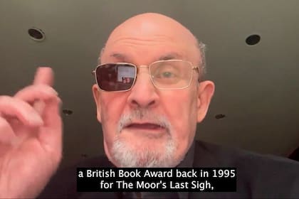 Salman Rushdie en una captura del video con el que agradeció el premio que recibió anoche; el escritor perdió la visión de un ojo y la movilidad de una mano tras el ataque que sufrió hace 9 meses en Estados Unidos