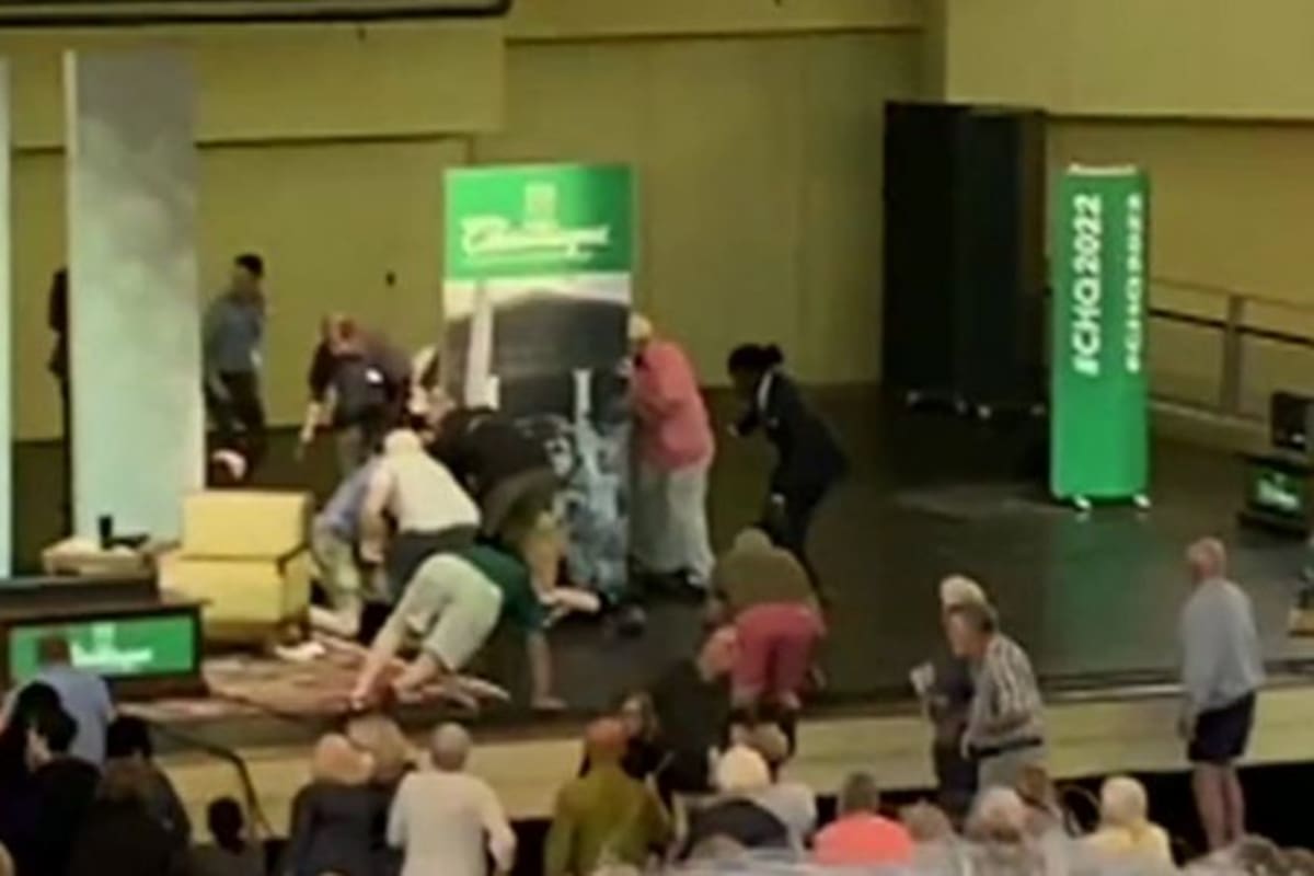 Salman Rushdie fue asistido por un médico que estaba en el auditorio