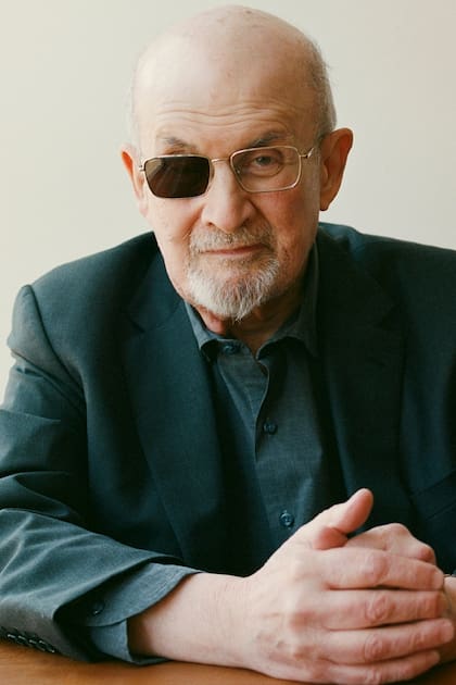 Salman Rushdie, hace unas semanas, en Nueva York: “Cuchillo es un relato del roce del escritor con la muerte en 2022 y la larga recuperación que siguió"