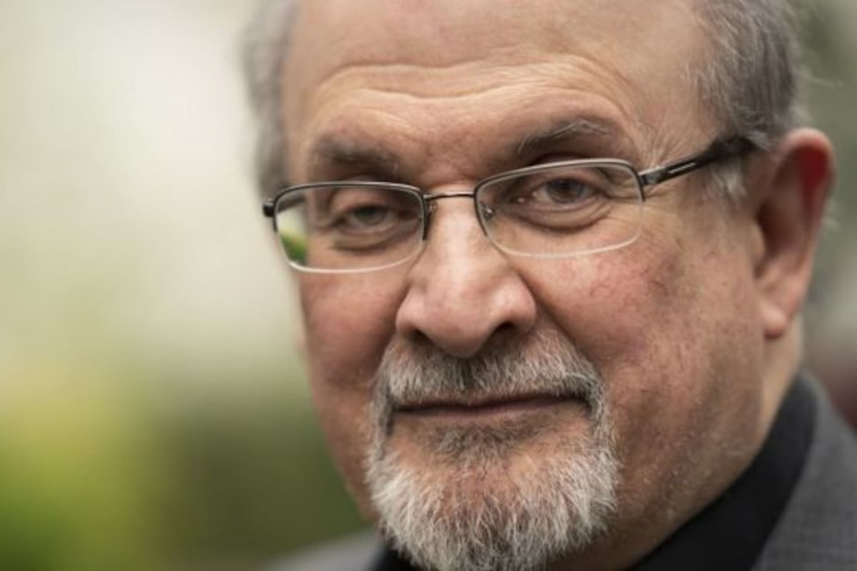 Salman Rushdie se está recuperando de las heridas que sufrió en el ataque del viernes
