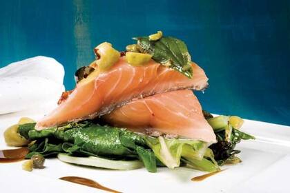 Salmón con vegetales salteados