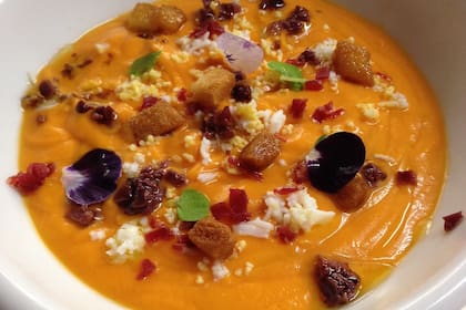 Salmorejo: sopa fría de tomate y pan rallado