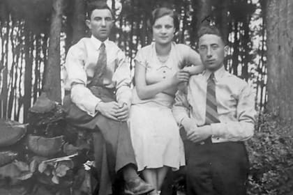 Salomón junto a su hermana en 1928 en Ozarow, Polonia . Ella no sobrevivió al Holocausto. Fue asesinada en Treblinka.