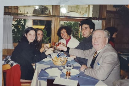 Salomón nunca habló de cómo fue perseguido por los nazis en el pasado y la familia que pudo armar en Argentina nunca preguntó. No era un tema que se discutiera en la mesa.