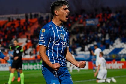 Salomón Rodríguez grita con furia el gol del triunfo de Godoy Cruz, en Mendoza, ante Aldosivi