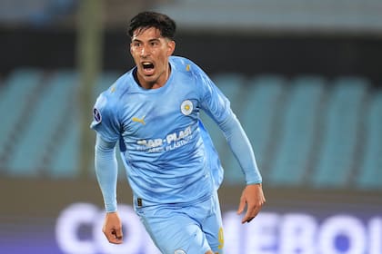 Salomón Rodríguez, uruguayo que supo jugar en Godoy Cruz, marcó un doblete y fue el protagonista de la acción que reclamó Tigre.