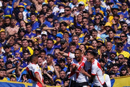 Salomón Rondón festeja su gol a Boca en al Bombonera, por la Copa de la Liga 2023; el 9 de River pidió irse