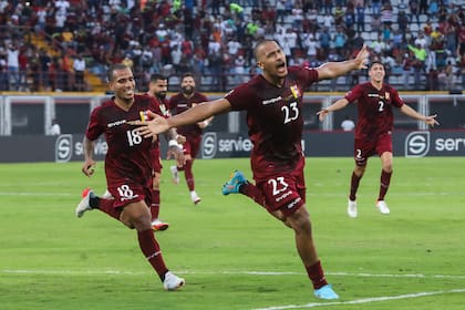 Salomón Rondón festeja uno de sus 38 goles con la camiseta de la selección de Venezuela