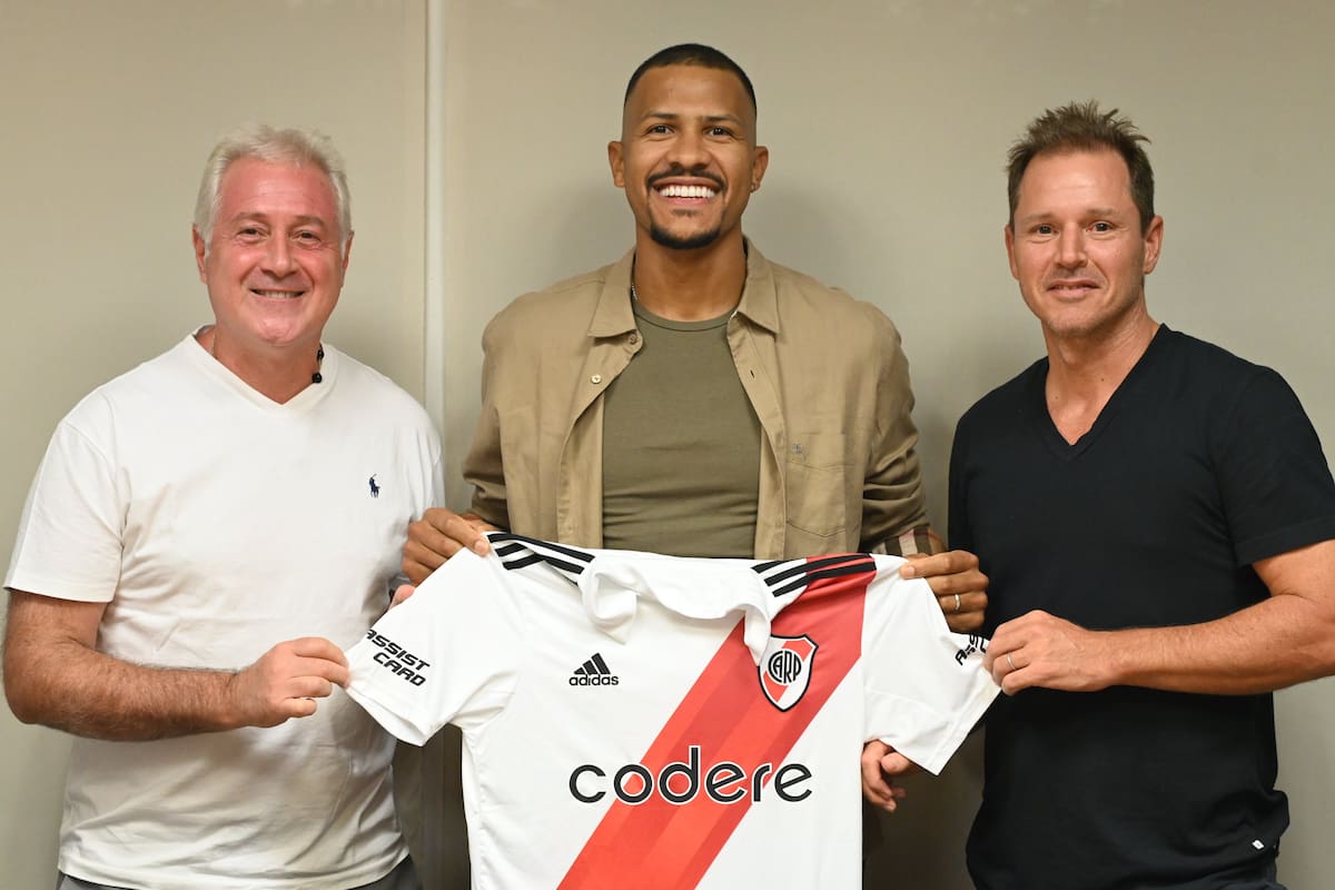 Salomón Rondón se reunió con el presidente de River Jorge Brito y el Vicepresidente Matias Patanian;
firmó un contrato hasta diciembre de 2025