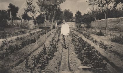 Salomón Trunsky en la huerta de la casa Lavaque.