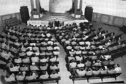 Salón de actos de la Penitenciaría en 1938. Allí vieron Blancanieves y el recital de Juan de Dios Filiberto. El traje a rayas fue suprimido por Roberto Pettinato.