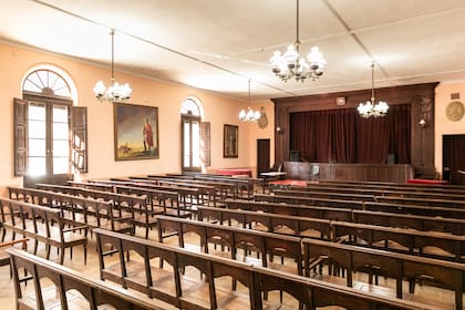 Salón de actos enmarcado con diferentes óleos, uno del General Francisco Ramírez, el caudillo al que Urquiza le rendía homenaje.