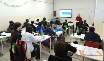 Salón de clases con pantalla digital.